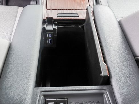 Used 2024 Toyota Sienna LE image 37