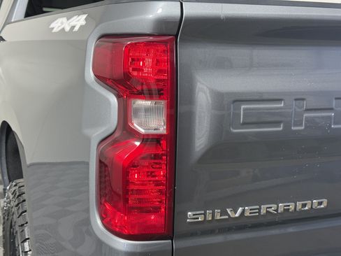 Used 2021 Chevrolet Silverado 1500 LT w/ Z71 Off-Road Package AWD/4WD image 8