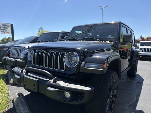Certified 2025 Jeep Wrangler Unlimited Sahara AWD/4WD image 3