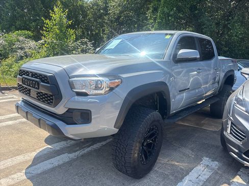Used 2020 Toyota Tacoma TRD Off-Road w/ TRD Premium Off Road Package AWD/4WD image 2