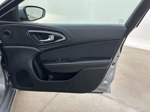 Used 2015 Chrysler 200 Limited image 20