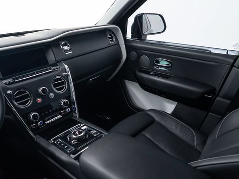 Certified 2022 Rolls-Royce Cullinan AWD/4WD image 34