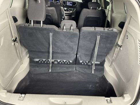Used 2022 Chrysler Voyager LX image 16