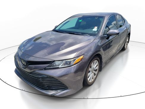 Used 2018 Toyota Camry LE w/ Convenience Package FWD image 3