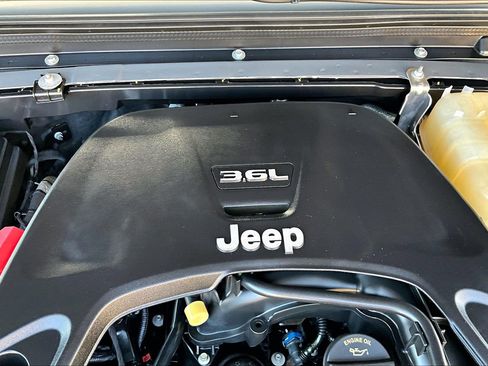 Used 2018 Jeep Wrangler Unlimited Rubicon AWD/4WD image 32