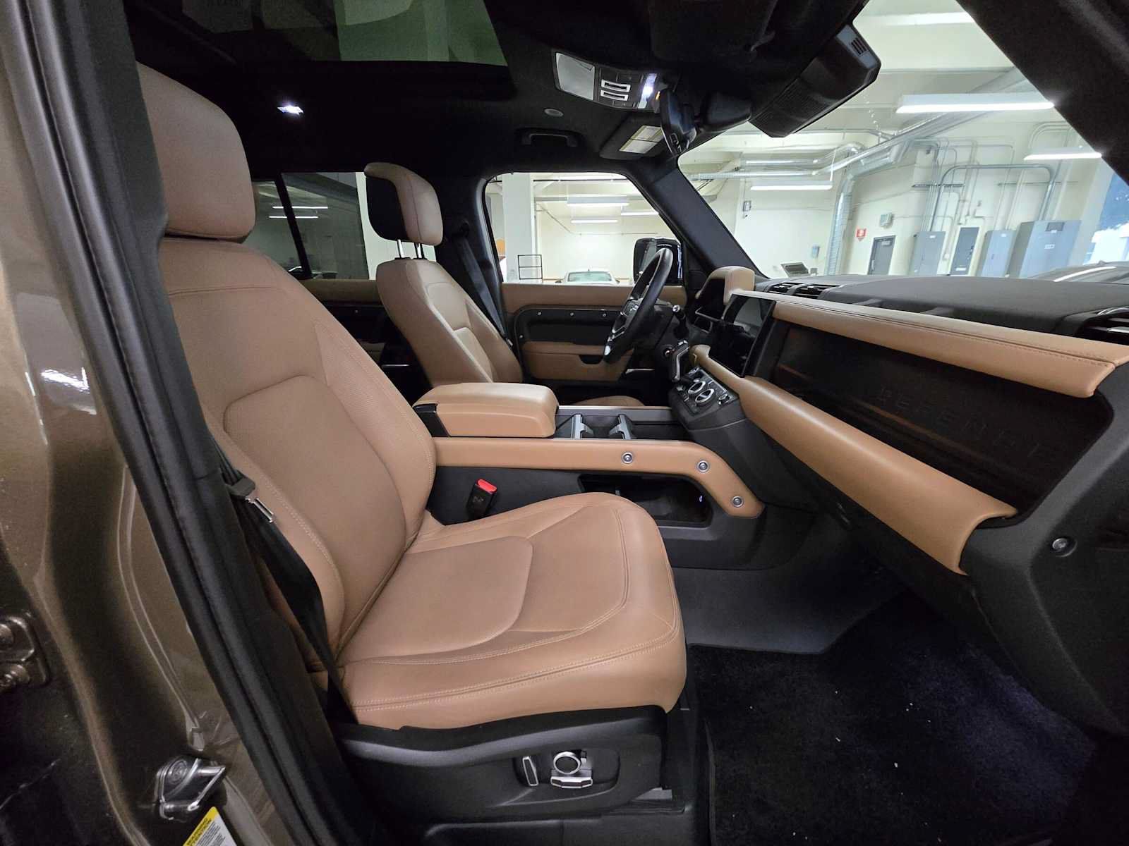Used 2025 Land Rover Defender 130 X-Dynamic SE AWD/4WD image 11