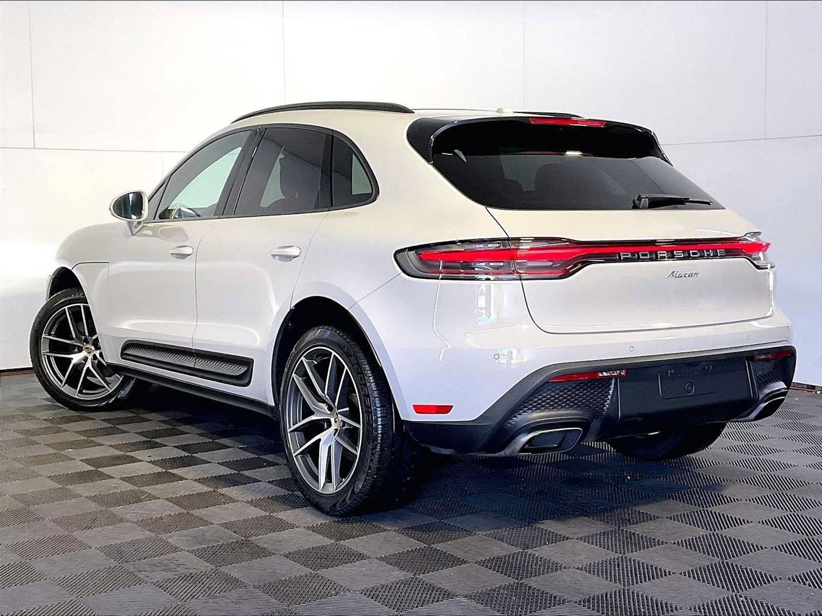 Certified 2023 Porsche Macan AWD/4WD image 3