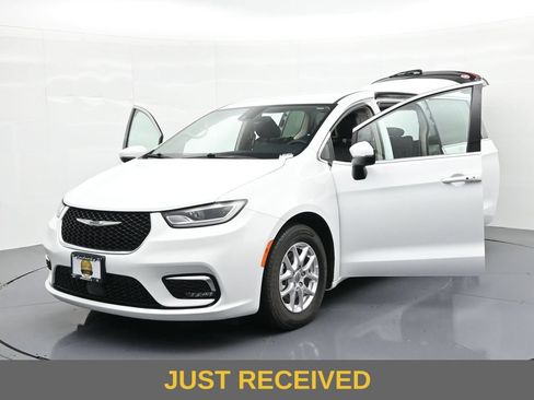 Used 2023 Chrysler Pacifica Touring-L FWD image 39