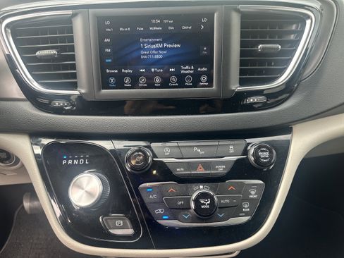 Used 2020 Chrysler Pacifica Touring-L FWD image 26