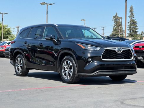Used 2022 Toyota Highlander XLE FWD image 5