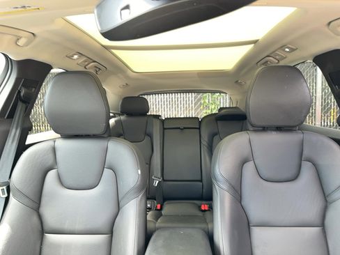 Certified 2022 Volvo XC60 B5 Momentum image 25