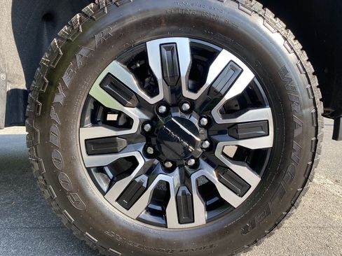 Used 2024 GMC Sierra 2500 Denali Ultimate AWD/4WD image 13