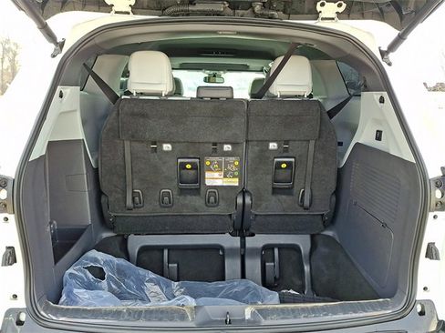 Used 2023 Toyota Sienna XSE w/ XSE Plus Package image 30