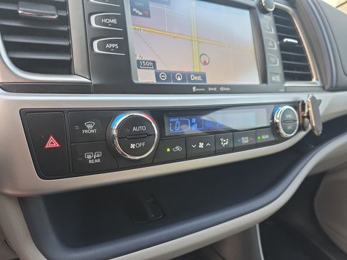 Used 2019 Toyota Highlander AWD V6 image 25