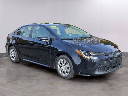 Used 2022 Toyota Corolla LE image 3