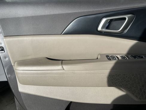 Used 2025 Kia Carnival FWD image 22
