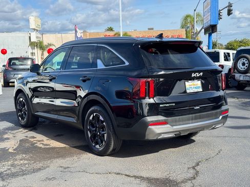 Used 2024 Kia Sorento S image 9