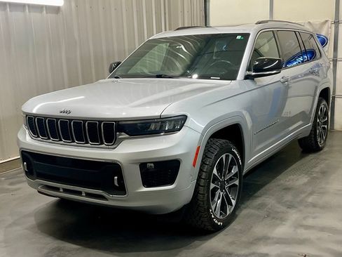 Used 2021 Jeep Grand Cherokee L Overland w/ Luxury Tech Group IV AWD/4WD image 3