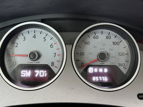 Used 2012 Volkswagen Routan SE FWD image 13