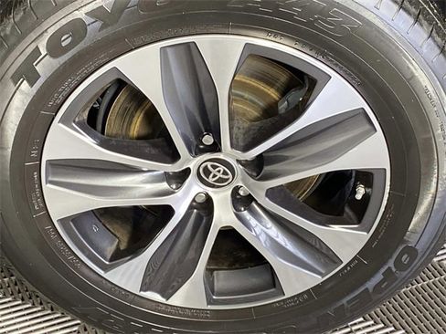 Used 2023 Toyota Highlander XLE image 31