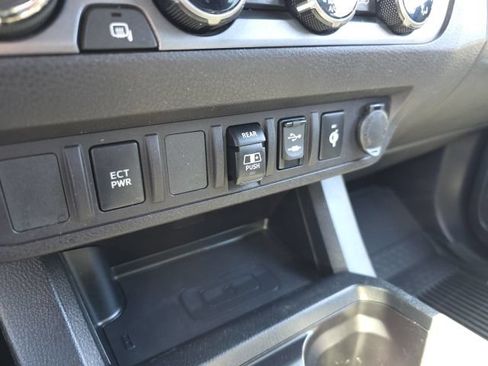 Used 2018 Toyota Tacoma TRD Sport AWD/4WD image 29