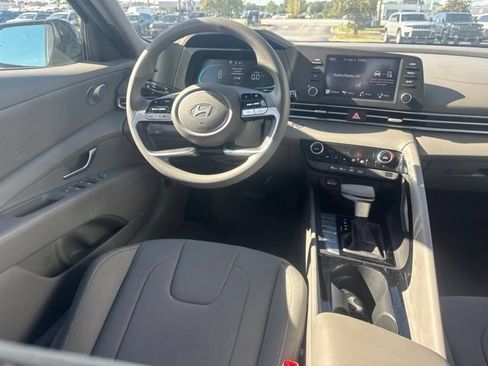 Used 2025 Hyundai Elantra Hybrid FWD image 19