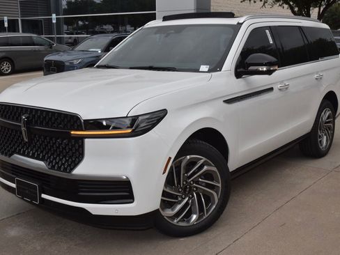 New 2026 Lincoln Navigator Reserve AWD/4WD image 12