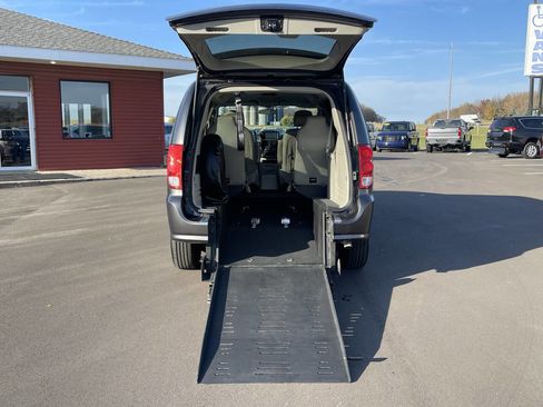 Used 2016 Dodge Grand Caravan SE w/ Quick Order Package 29E SE image 4