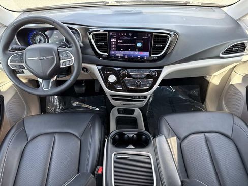 Used 2024 Chrysler Pacifica Touring-L image 20