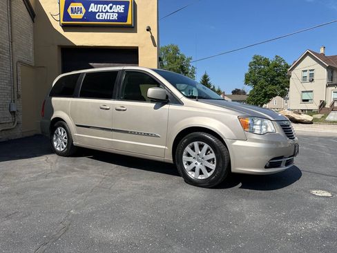 Used 2015 Chrysler Town & Country Touring FWD image 4