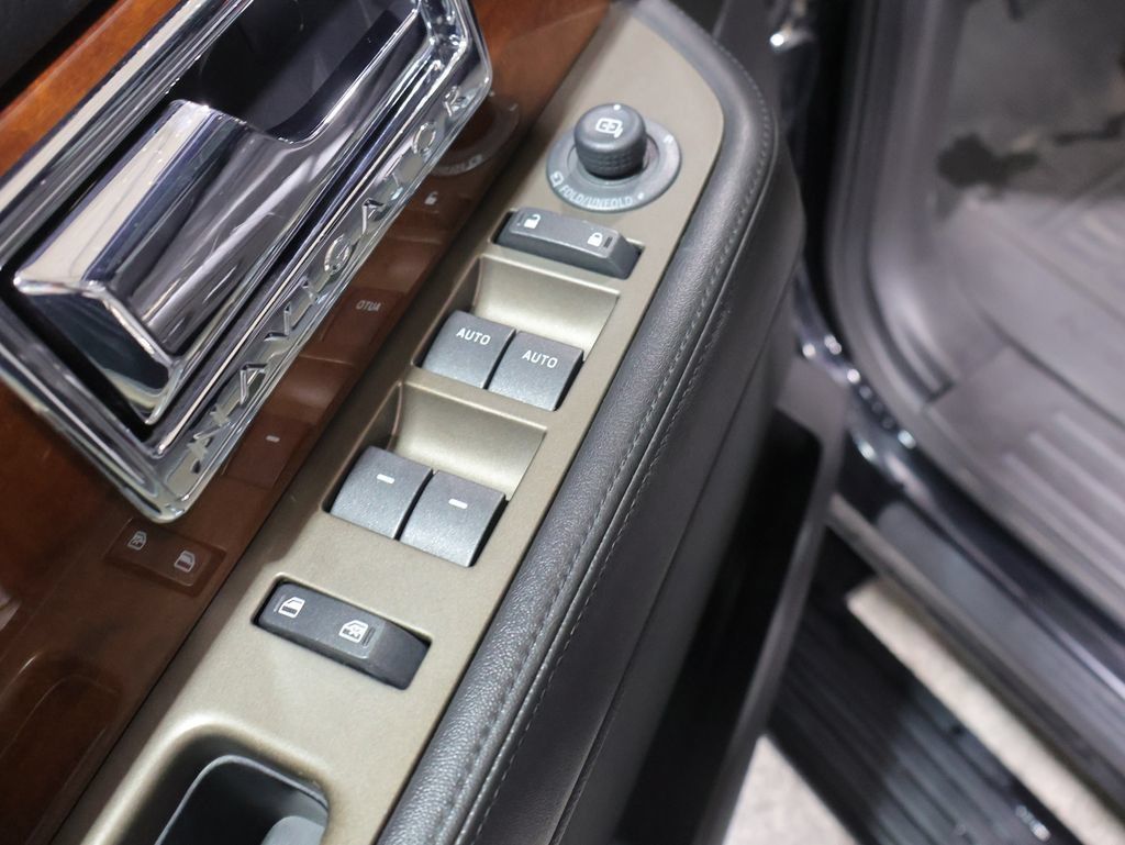 Used 2012 Lincoln Navigator 4WD image 24