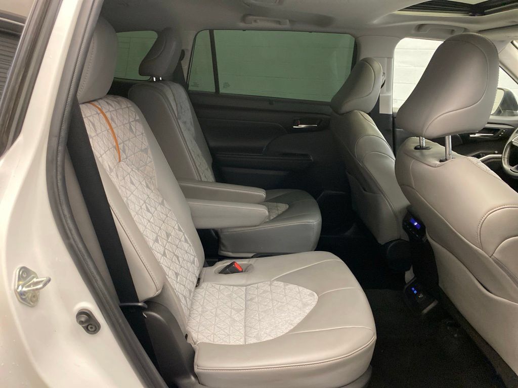 Used 2022 Toyota Highlander Bronze Edition AWD/4WD image 27