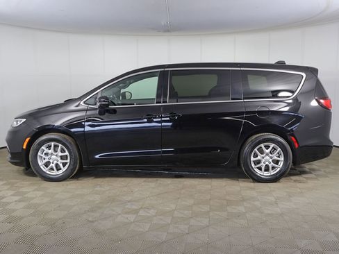 Used 2025 Chrysler Pacifica Select FWD image 14