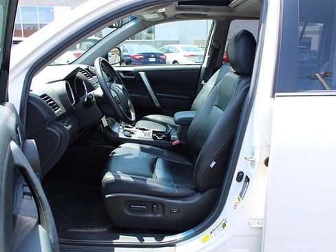 Used 2012 Toyota Highlander SE w/ Tow Pkg AWD/4WD image 13
