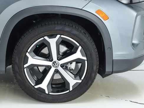 New 2025 Volkswagen Tiguan SE image 14