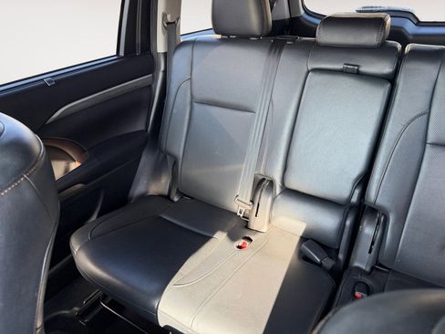 Used 2017 Toyota Highlander Limited image 3