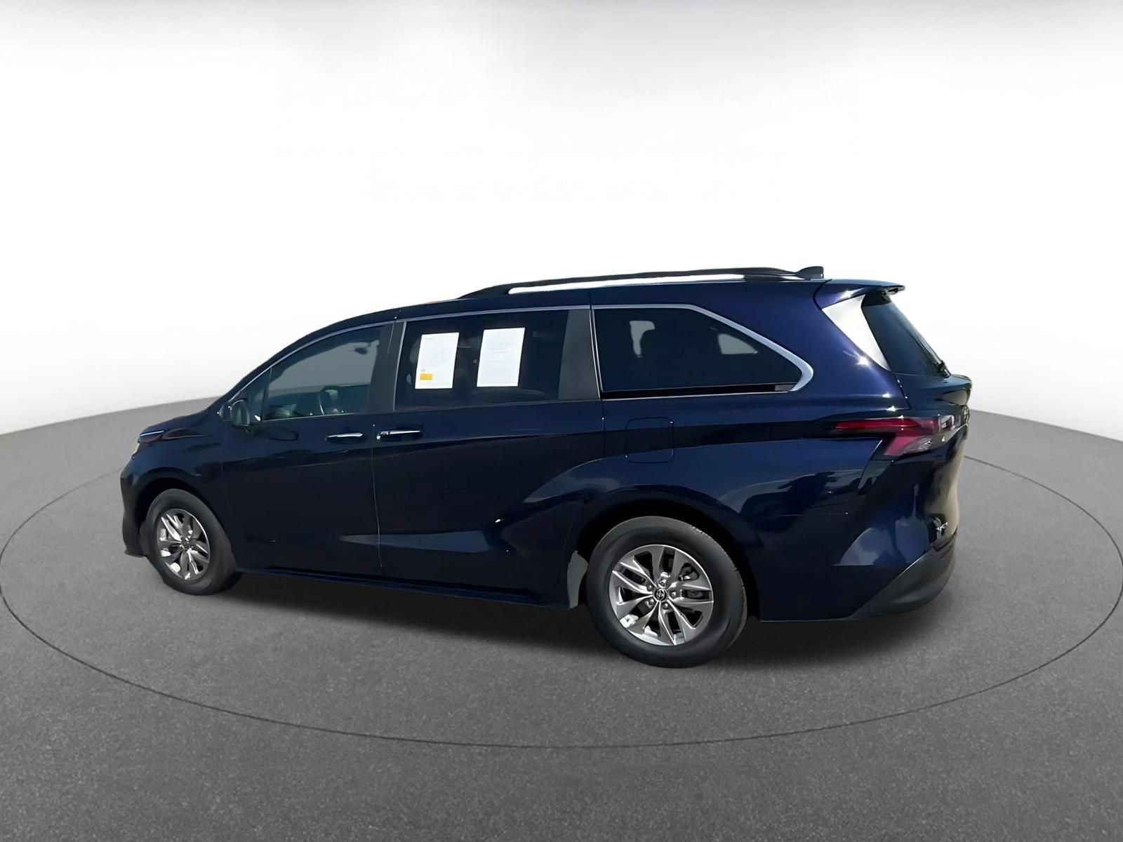 Used 2025 Toyota Sienna XLE FWD image 9