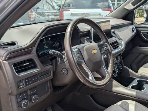 Used 2022 Chevrolet Suburban LT w/ Luxury Package image 12