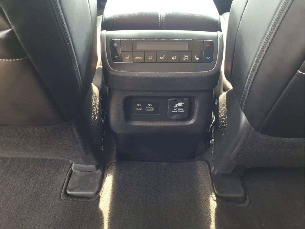 Used 2024 Nissan Pathfinder Platinum w/ Black Appearance Package FWD image 31