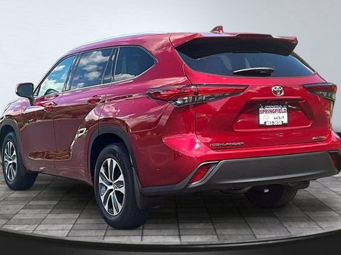Used 2022 Toyota Highlander XLE AWD/4WD image 4