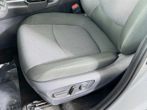 Used 2025 Toyota RAV4 XLE AWD/4WD image 19