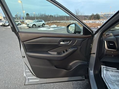 Used 2022 Nissan Rogue SL w/ SL Premium Package image 24