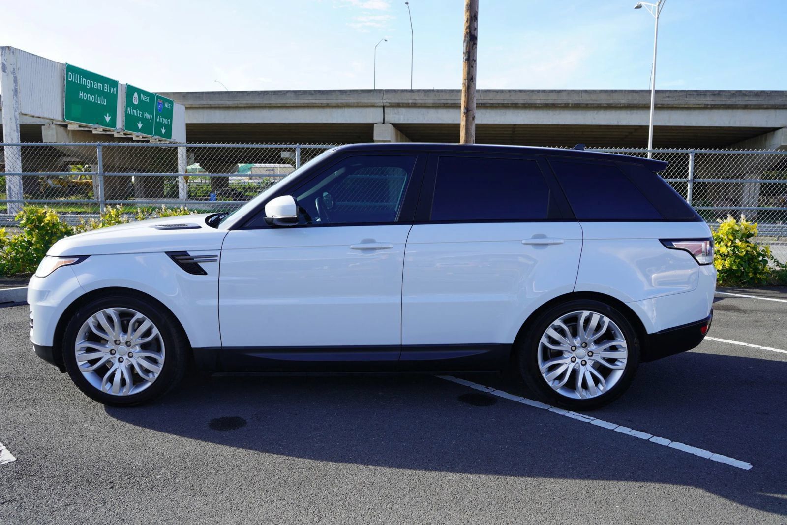 Used 2016 Land Rover Range Rover Sport SE AWD/4WD image 2