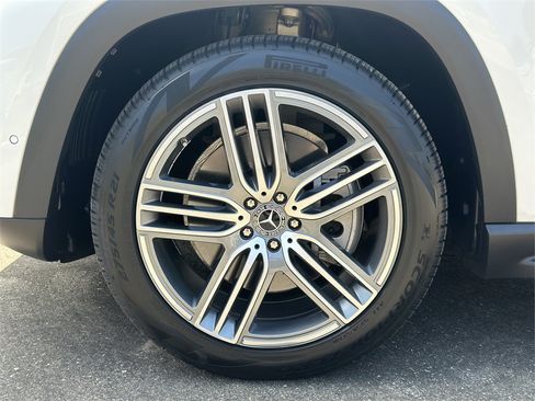 Used 2024 Mercedes-Benz GLS 450 4MATIC image 32
