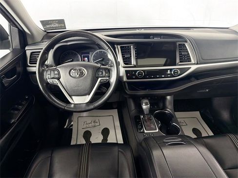 Used 2019 Toyota Highlander XLE image 19