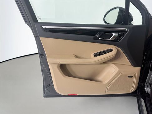 Used 2026 Porsche Macan AWD/4WD image 6