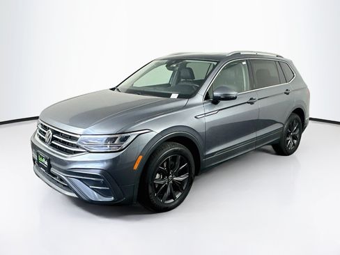 Used 2023 Volkswagen Tiguan SE w/ Panoramic Sunroof Package FWD image 3