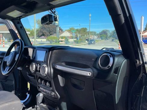 Used 2017 Jeep Wrangler Unlimited Sahara w/ Connectivity Group image 25