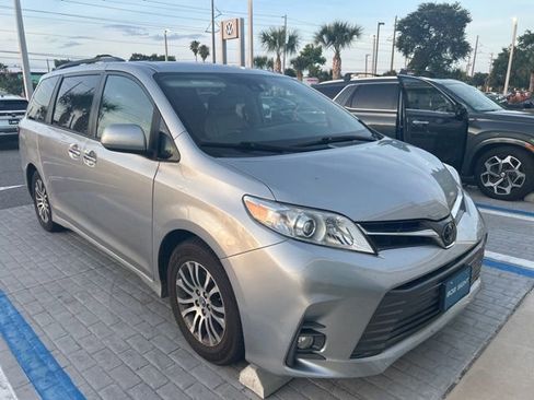 Used 2020 Toyota Sienna XLE FWD image 3