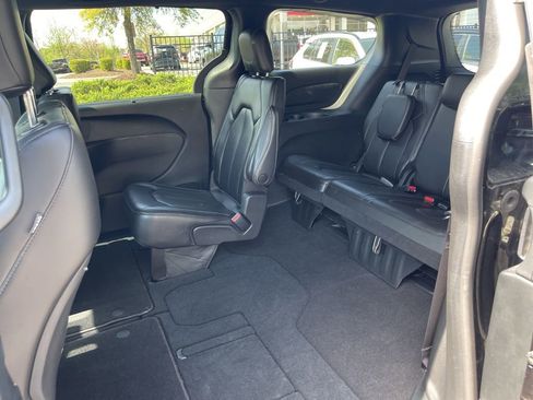 Used 2023 Chrysler Pacifica Touring-L w/ S Appearance Package image 18